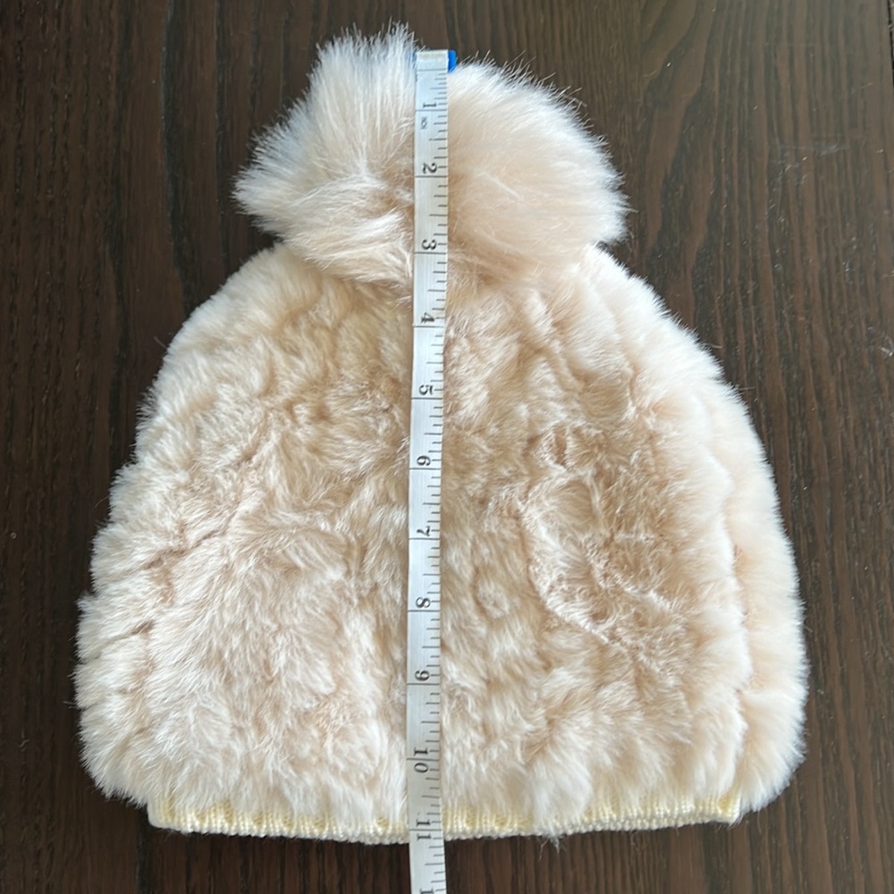 Fuzzy winter hat with pom pom - Picture 4 of 6